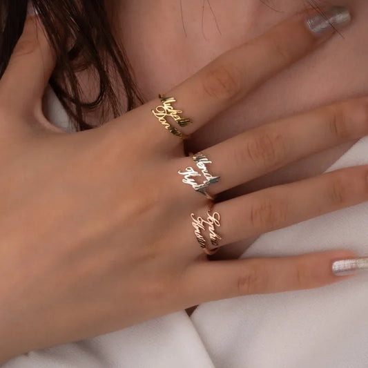 แหวนชื่อคู่แบบเขียนด้วยลายมือที่กำหนดเอง ของขวัญส่วนบุคคลสำหรับคุณแม่ เครื่องประดับสแตนเลส แหวนคู่แบบปรับได้ที่วางซ้อนกันได้สำหรับเธอ