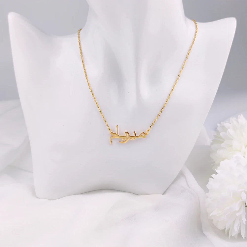 Collier avec nom arabe personnalisé en acier inoxydable avec pendentif en forme de plaque signalétique Collier ethnique pour femme Bijoux Cadeau personnalisé