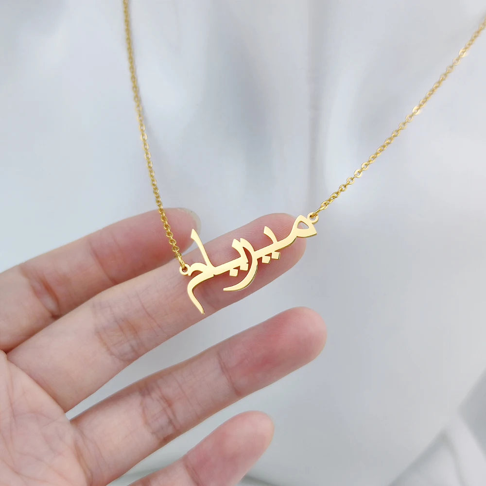 Collier avec nom arabe personnalisé en acier inoxydable avec pendentif en forme de plaque signalétique Collier ethnique pour femme Bijoux Cadeau personnalisé
