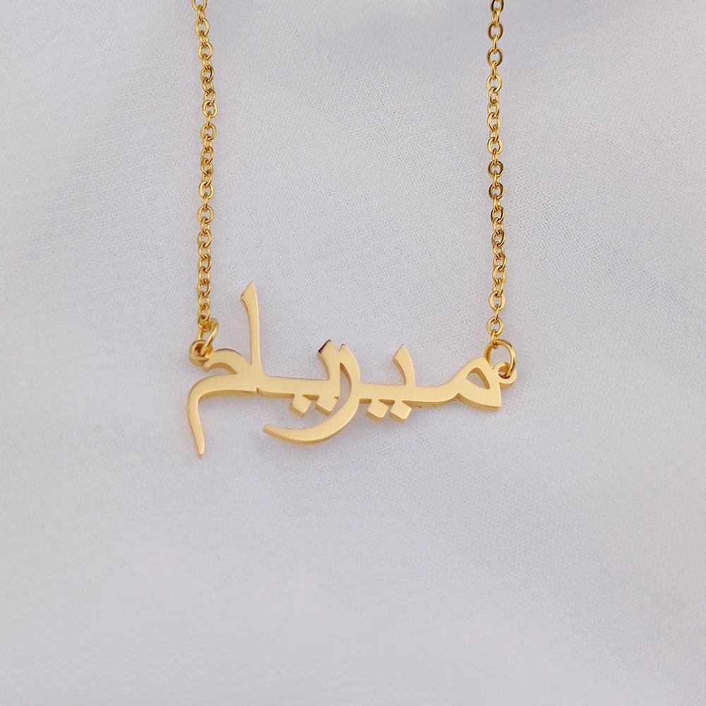 Collier avec nom arabe personnalisé en acier inoxydable avec pendentif en forme de plaque signalétique Collier ethnique pour femme Bijoux Cadeau personnalisé