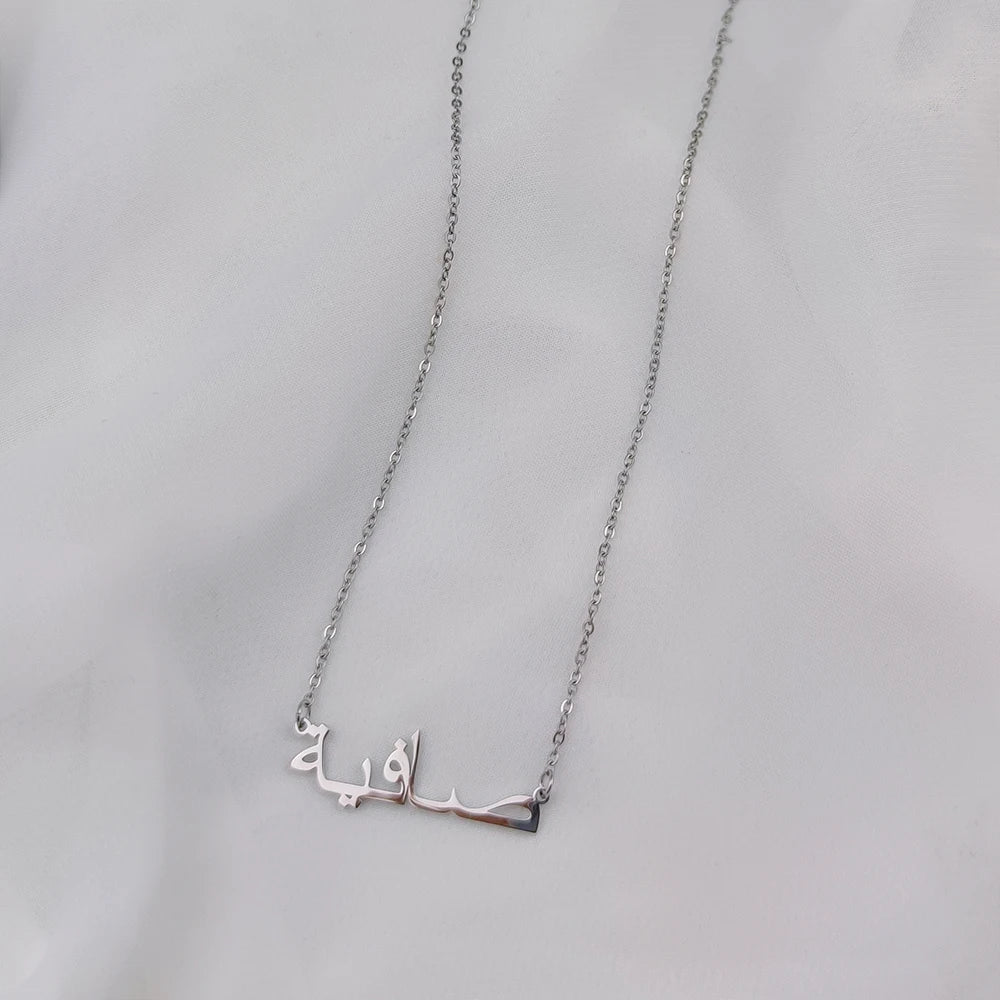 Collier avec nom arabe personnalisé en acier inoxydable avec pendentif en forme de plaque signalétique Collier ethnique pour femme Bijoux Cadeau personnalisé