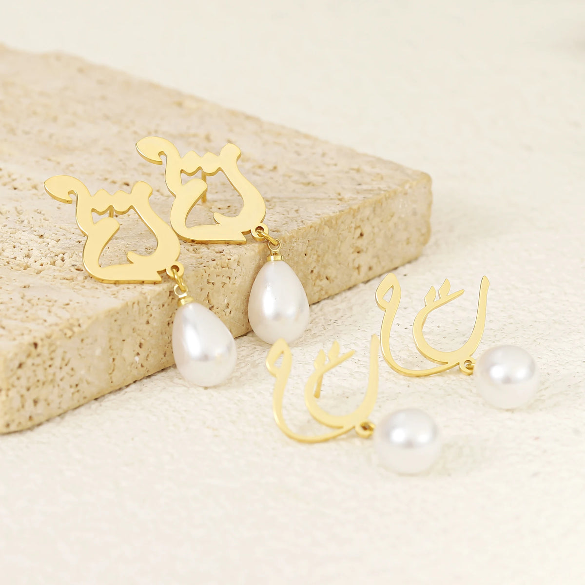Boucles d'oreilles en perles avec nom arabe personnalisé Boucles d'oreilles pendantes en acier inoxydable avec perles ovales Bijoux de tous les jours pour femmes Cadeaux de l'Aïd pour mère