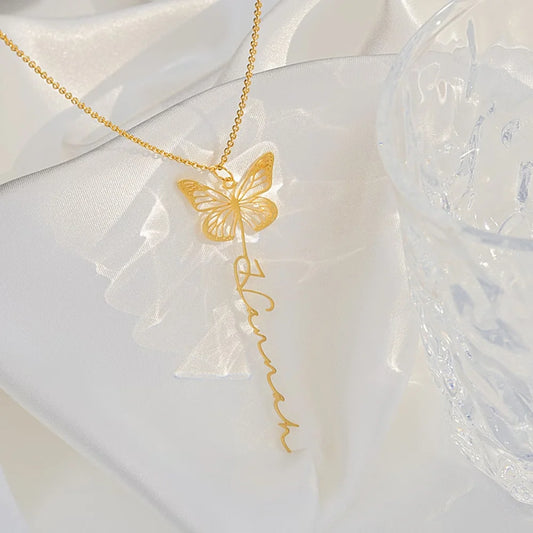 Collier personnalisé en acier inoxydable avec pendentif vertical en forme de papillon et nom pour femme, bijou idéal comme cadeau pour petite amie