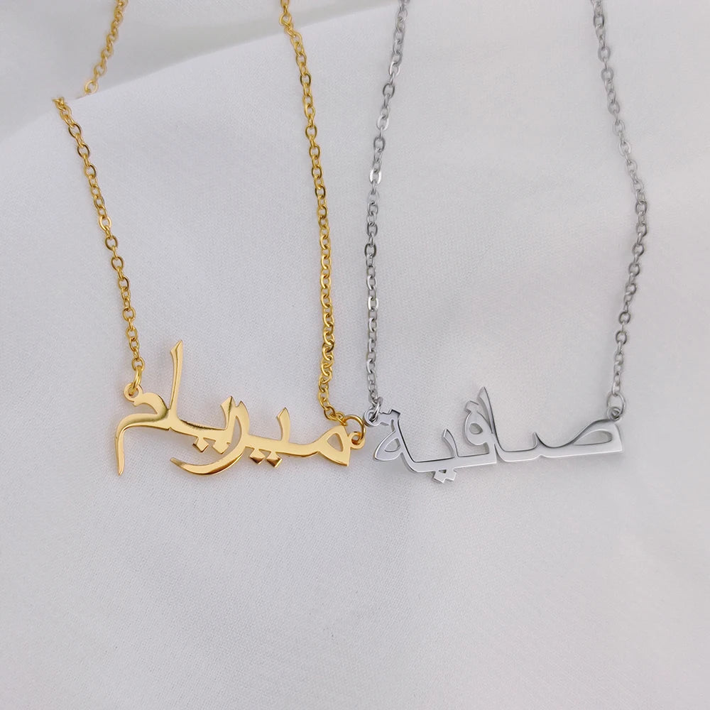Collier avec nom arabe personnalisé en acier inoxydable avec pendentif en forme de plaque signalétique Collier ethnique pour femme Bijoux Cadeau personnalisé