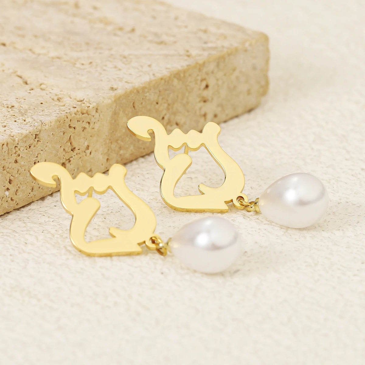 Boucles d'oreilles en perles avec nom arabe personnalisé Boucles d'oreilles pendantes en acier inoxydable avec perles ovales Bijoux de tous les jours pour femmes Cadeaux de l'Aïd pour mère