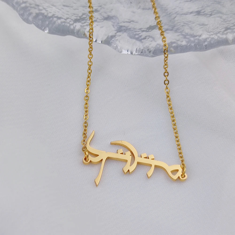 Collier avec nom arabe personnalisé en acier inoxydable avec pendentif en forme de plaque signalétique Collier ethnique pour femme Bijoux Cadeau personnalisé