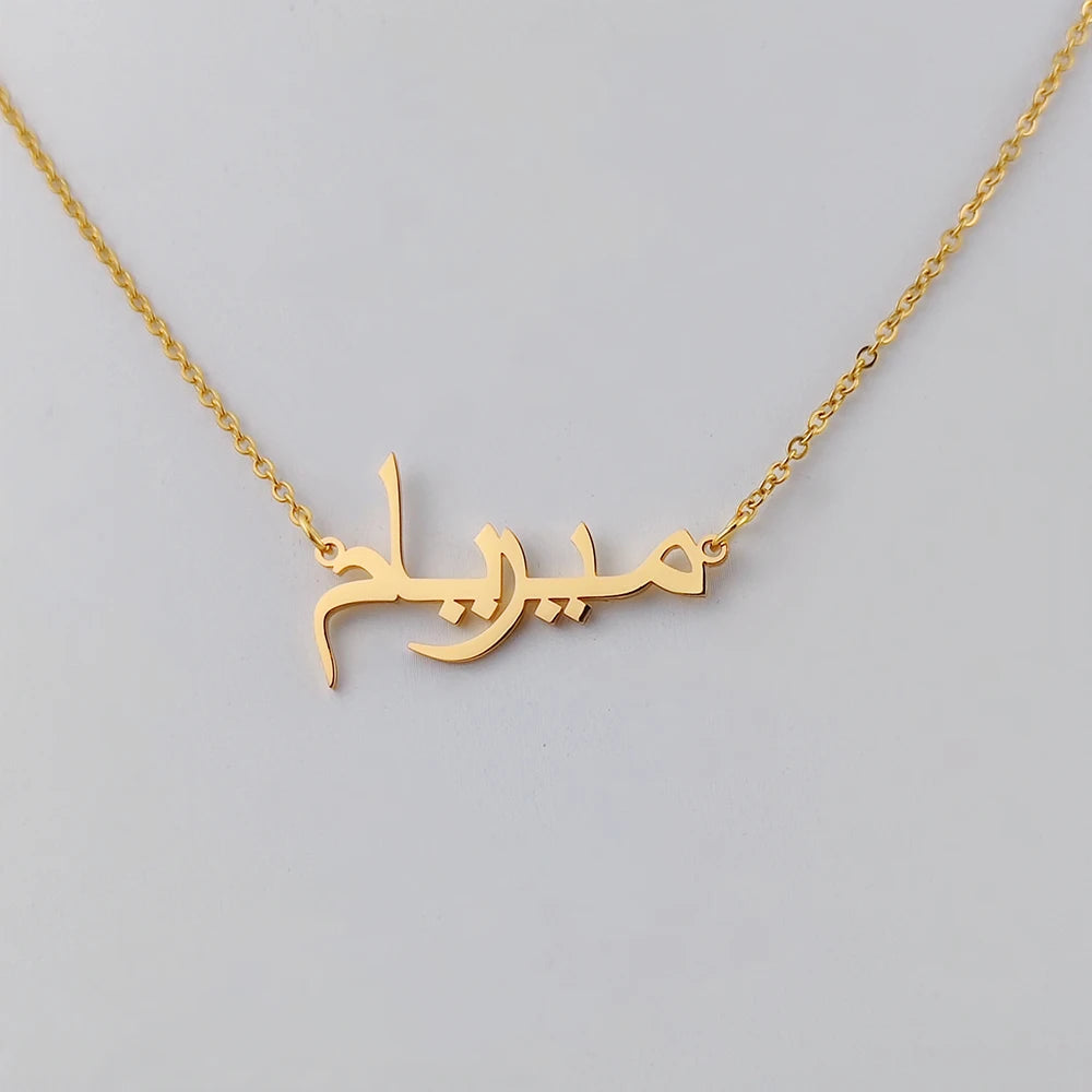 Collier avec nom arabe personnalisé en acier inoxydable avec pendentif en forme de plaque signalétique Collier ethnique pour femme Bijoux Cadeau personnalisé
